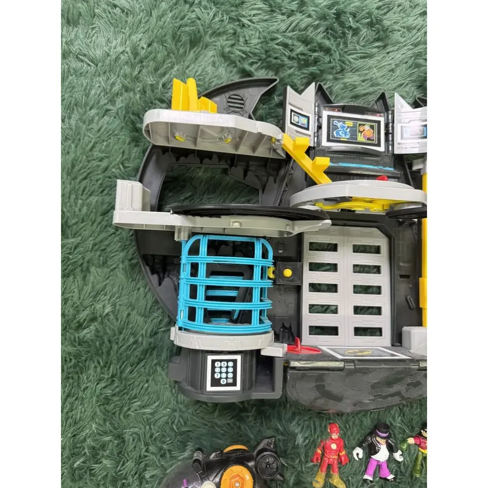 Fisher-Price Imaginext DC Super Friends Batcave Playset & 5 Figures, Penguin Jet